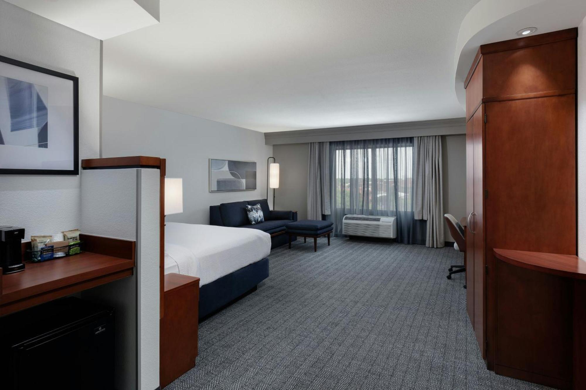 Courtyard By Marriott Wichita At Old Town Hotel Exterior photo